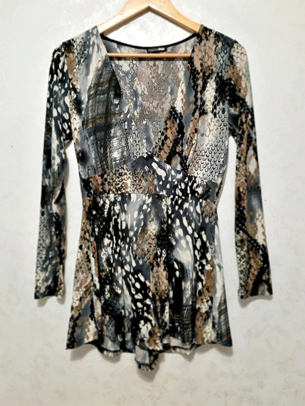 Fashion Nova Snakeskin Print Plunging Long Sleeve Romper Size Large